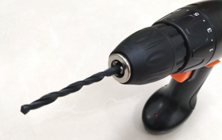 請問電鑽三爪夾頭生鏽靠不攏夾不緊要怎麼修？