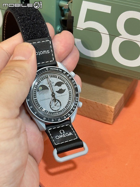 Swatch & OMEGA 「Mission to Earthphase」