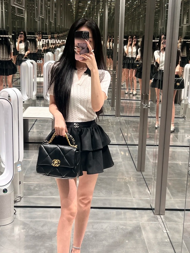 點我看大圖 st朵朵-CHANEL 19 Bag穿搭指南:台灣女孩的時尚實用選擇