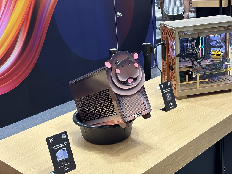 點我看大圖 杜甫遊記:Computex 2025(下)MONTECH/LianLi/darkFlash/Cougar/DeepCool/iRocks/TT/VK