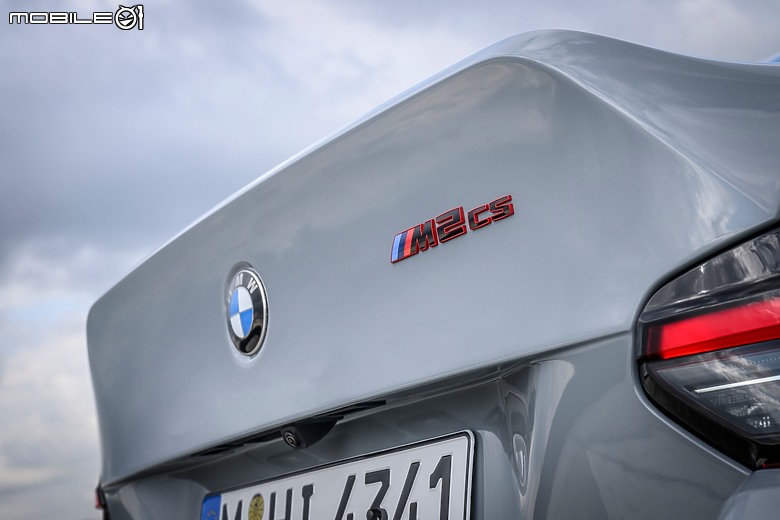 【海外新訊】BMW M2 CS 正式亮相,裡外全面強化戰力更極致!