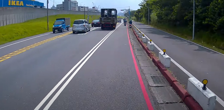 (新北)新莊堤外便道，機車騎士自摔 OR 小貨車，越線❓❓