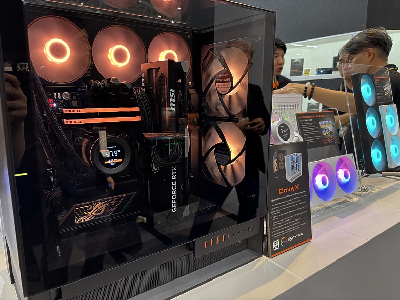 點我看大圖 杜甫遊記:Computex 2025(下)MONTECH/LianLi/darkFlash/Cougar/DeepCool/iRocks/TT/VK