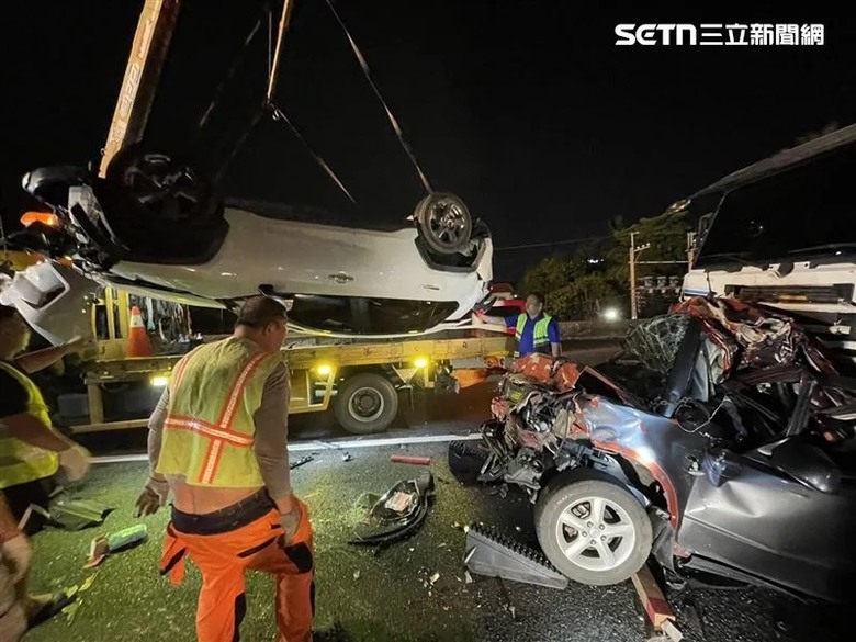 國1七車連撞 轎車前後夾擊爛如紙團