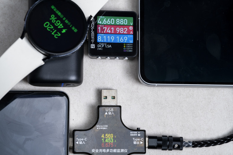 點我看大圖 【開箱測試】三星ITFIT 二合一無線充電行動電源5000mah 可充三星手錶