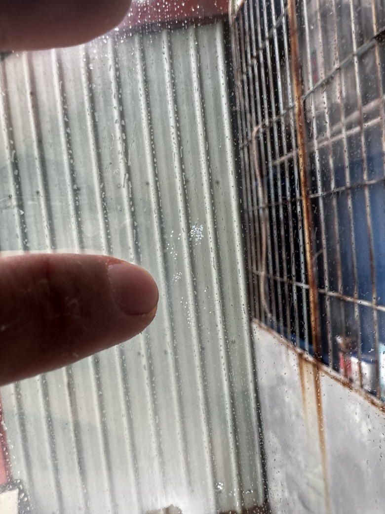 氣密窗玻璃有這樣的狀況到底算不算瑕疵?