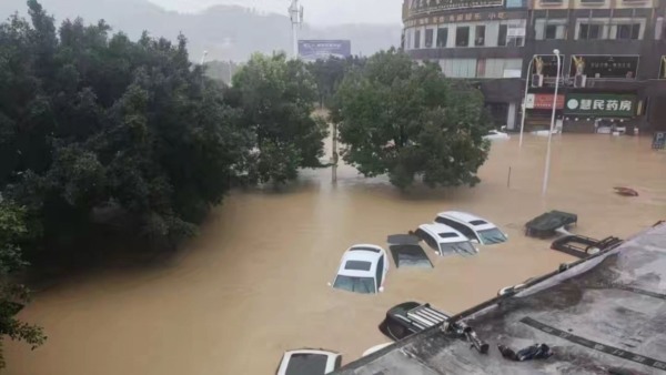 強暴雨引發大洪水 貴州榕江球場積水深2米