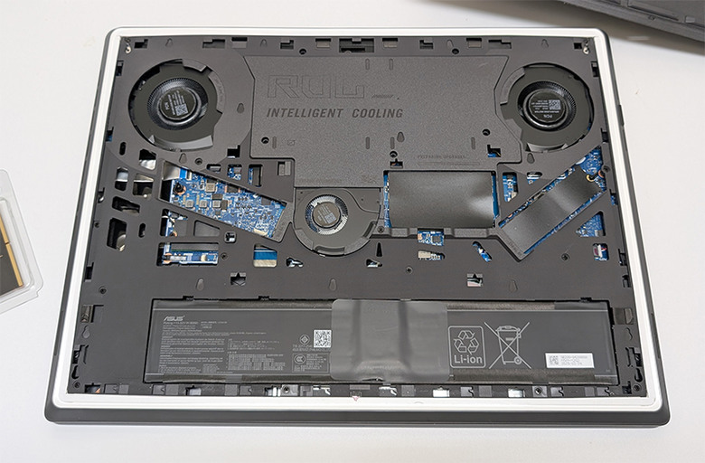 STRIX G815LW 免工具升級64G記憶體過程、接外接螢幕跑看看