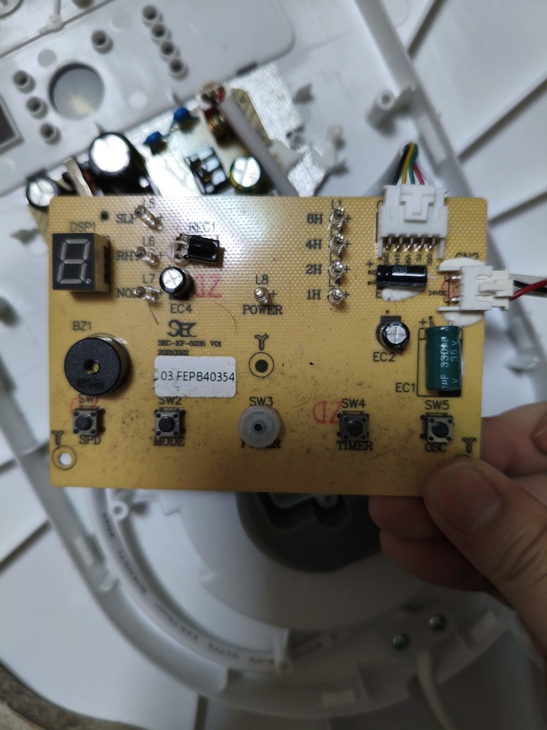 禾聯16吋遙控DC節能扇 HDF-16S3 用不到2年壞掉,哪一個是電容元件?