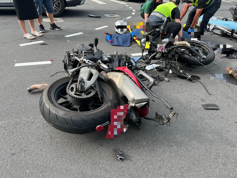 板橋🏍️機車騎士，突然........想到💡我應該要🚘🚘渡劫 【重機撞賓士】