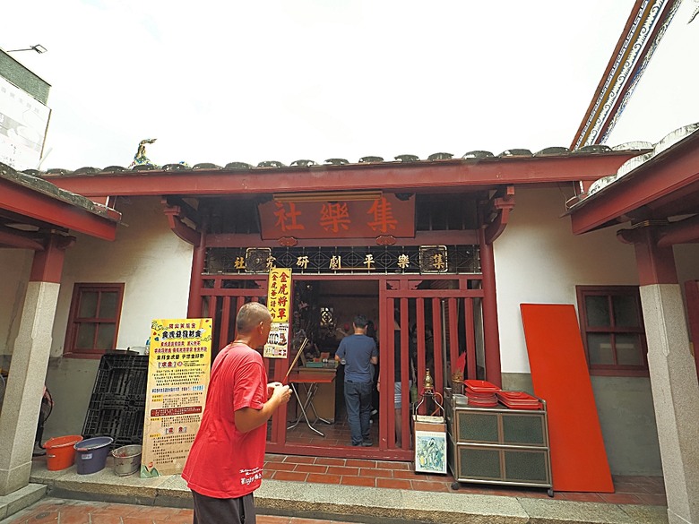旗山火車站|糖鐵故事館、旗山天后宮、旗山武德殿、舊鼓山國小 — 在童話故事小屋中,VR體驗搭乘糖鐵之旗山車站與老街懷舊之旅