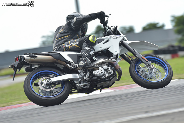 點我看大圖 人的力量決定車的強大!SUZUKI 全新 DR-Z4SM/DR-Z4S 賽道試駕!