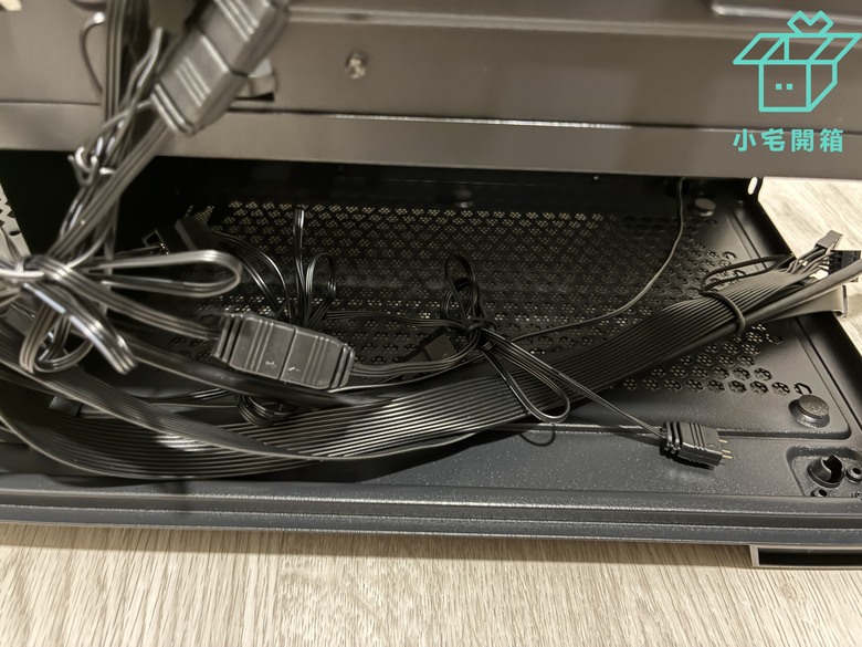 【小宅開箱】dashFlash DS900機殼開箱 大展雙玻璃全景透視、附風扇還能放手辦的平價機殼