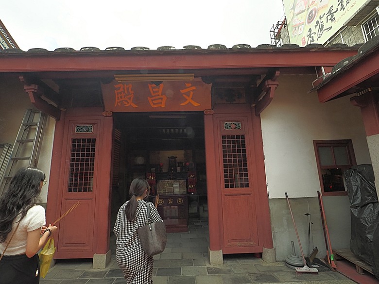 旗山火車站|糖鐵故事館、旗山天后宮、旗山武德殿、舊鼓山國小 — 在童話故事小屋中,VR體驗搭乘糖鐵之旗山車站與老街懷舊之旅