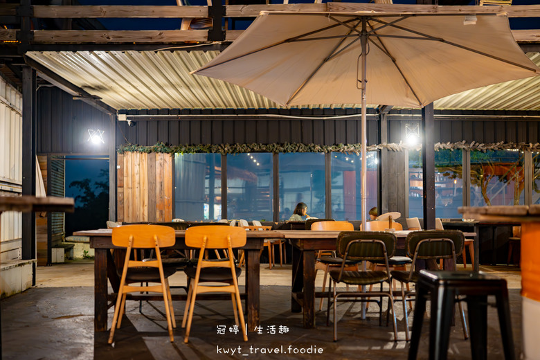 點我看大圖 每人低消100元坐擁台中百萬夜景,啤酒買五送一配爆汁手打牛肉漢堡排,台中約會餐廳推薦_2025菜單 – 冠婷生活趣
