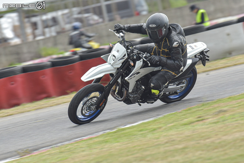 點我看大圖 人的力量決定車的強大!SUZUKI 全新 DR-Z4SM/DR-Z4S 賽道試駕!