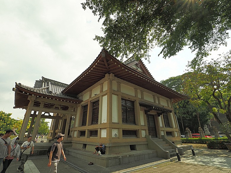 旗山火車站|糖鐵故事館、旗山天后宮、旗山武德殿、舊鼓山國小 — 在童話故事小屋中,VR體驗搭乘糖鐵之旗山車站與老街懷舊之旅
