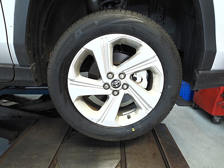 普利司通 Bridgestone TURANZA 6 輪胎開箱 — 在TOYOTA YARiS CROSS 享樂版之安裝紀錄與初使用心得
