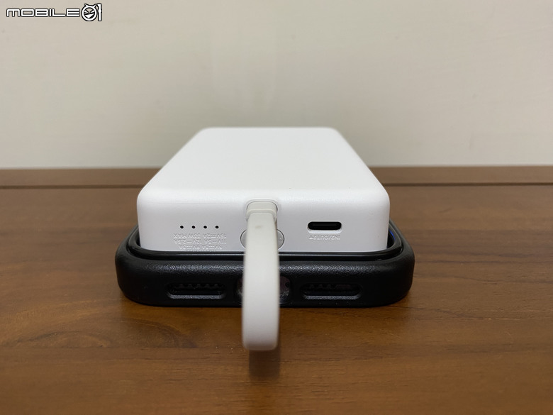 小米磁吸自帶線行動電源10000 33W 給iPhone滿滿的續航力
