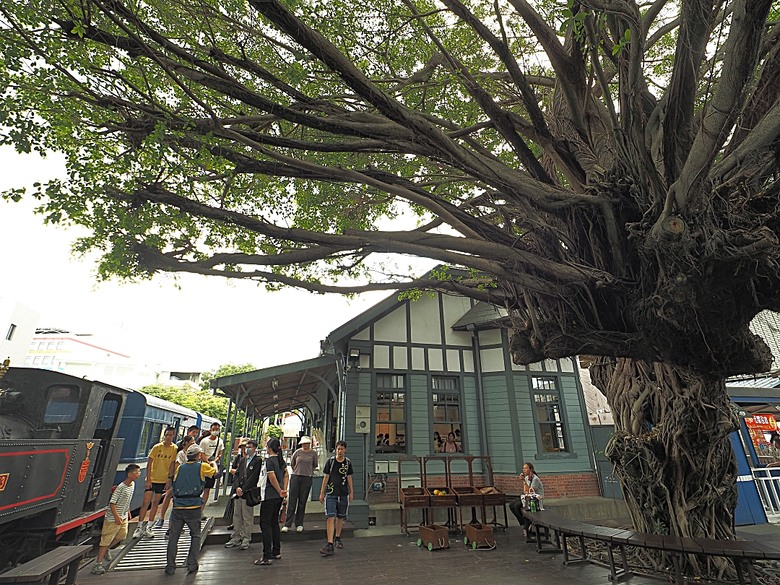 旗山火車站|糖鐵故事館、旗山天后宮、旗山武德殿、舊鼓山國小 — 在童話故事小屋中,VR體驗搭乘糖鐵之旗山車站與老街懷舊之旅