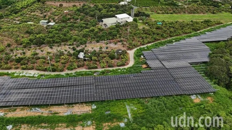 空拍／高雄大樹山坡地砍樹蓋光電場 居民擔憂土石流威脅