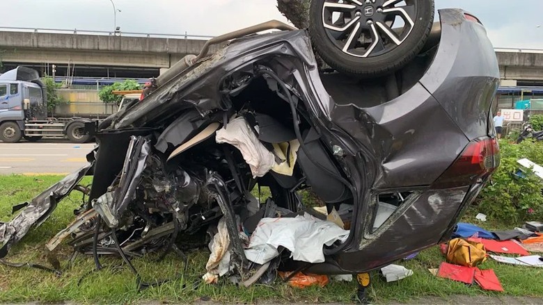 撞擊畫面曝光!北市撫遠街車禍「母子雙亡」 轎車撞遊覽車「騰空翻覆」