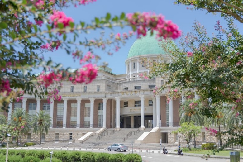 亞洲大學紫薇花綻放中！唯美花海x歐風建築 每一幀都美如畫