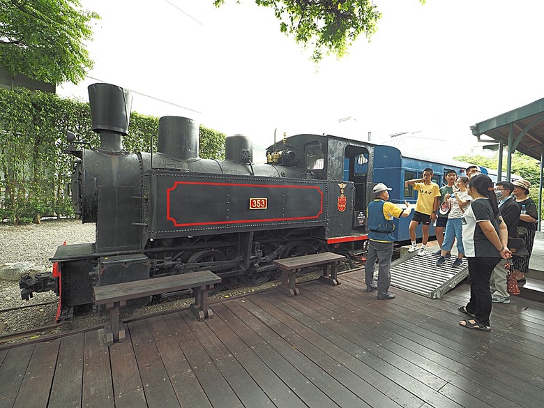 旗山火車站｜糖鐵故事館、旗山天后宮、旗山武德殿、舊鼓山國小 — 在童話故事小屋中，VR體驗搭乘糖鐵之旗山車站與老街懷舊之旅