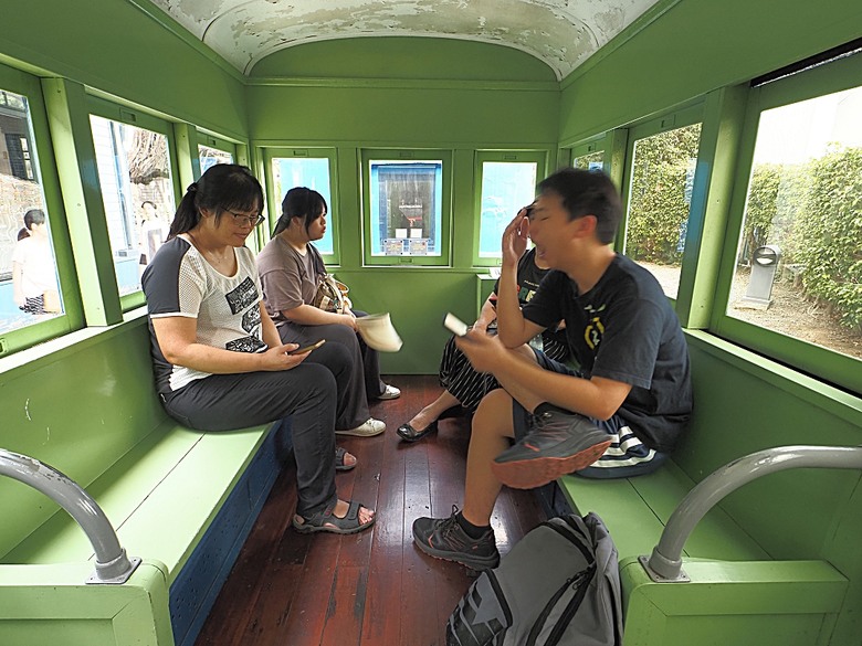 旗山火車站|糖鐵故事館、旗山天后宮、旗山武德殿、舊鼓山國小 — 在童話故事小屋中,VR體驗搭乘糖鐵之旗山車站與老街懷舊之旅