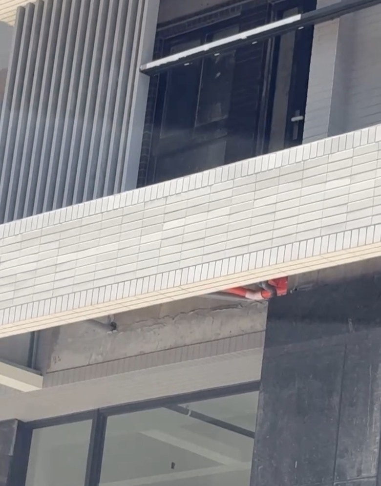 【高雄建案爭議】三發・首席大院外牆磁磚施工遭質疑住戶怒控:外牆品質不如隔壁5年中古屋