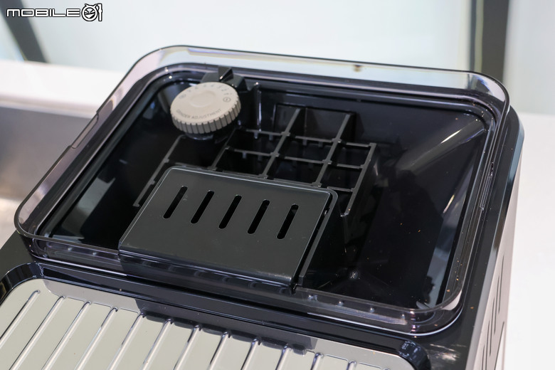 De'Longhi 全自動義式咖啡機使用體驗|專屬冷萃技術+獨立式冷熱奶泡壺設計、隨時隨地來杯風味十足的好咖啡!