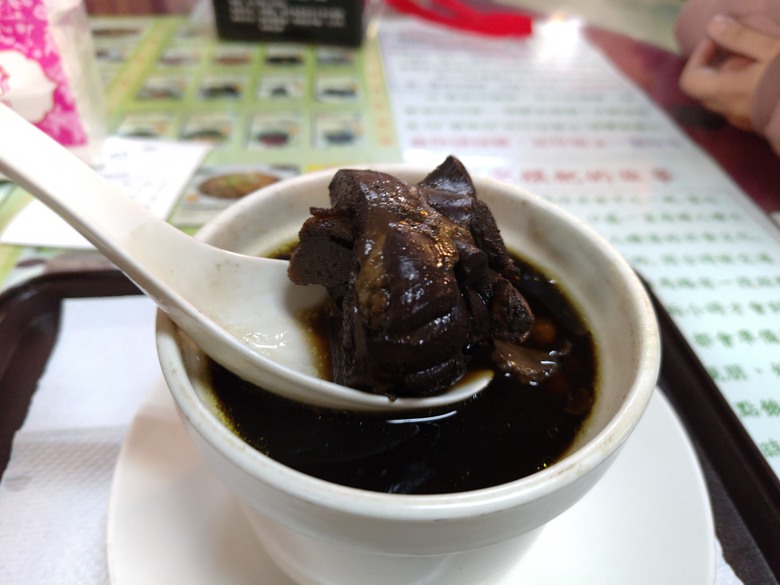 點我看大圖 【遊記】原來還有比「烏骨雞湯」,還要更黑的「雞湯」,關西仙草博物館 - 大漠國渡