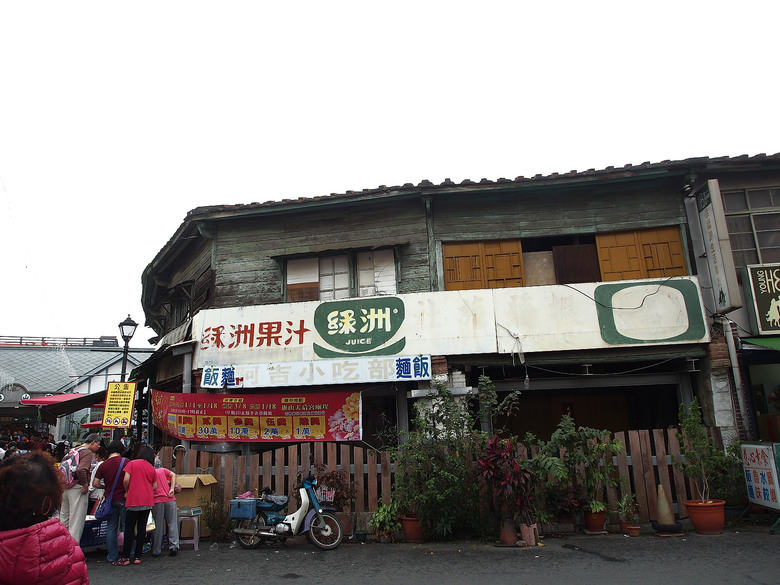 旗山火車站|糖鐵故事館、旗山天后宮、旗山武德殿、舊鼓山國小 — 在童話故事小屋中,VR體驗搭乘糖鐵之旗山車站與老街懷舊之旅