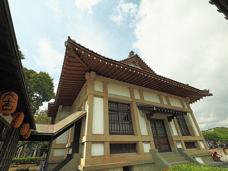 旗山火車站|糖鐵故事館、旗山天后宮、旗山武德殿、舊鼓山國小 — 在童話故事小屋中,VR體驗搭乘糖鐵之旗山車站與老街懷舊之旅
