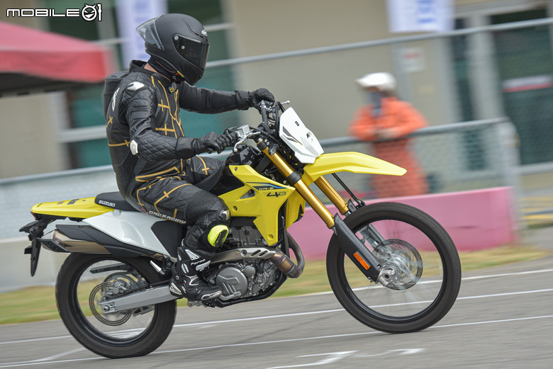 點我看大圖 人的力量決定車的強大!SUZUKI 全新 DR-Z4SM/DR-Z4S 賽道試駕!