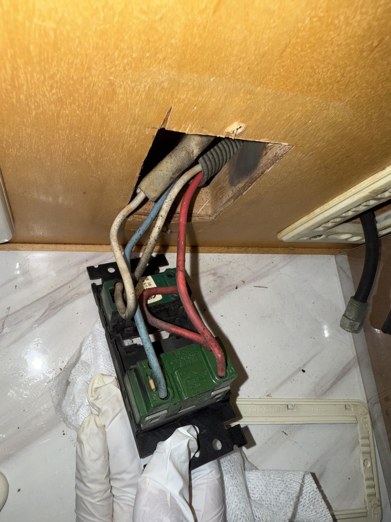 (已解決）一開關一插電源插座接法請教