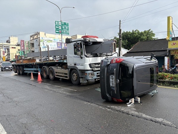 大車載鋼骨，事故急煞，鋼骨穿刺駕駛座