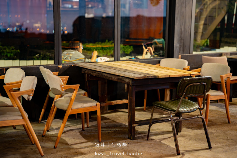 點我看大圖 每人低消100元坐擁台中百萬夜景,啤酒買五送一配爆汁手打牛肉漢堡排,台中約會餐廳推薦_2025菜單 – 冠婷生活趣