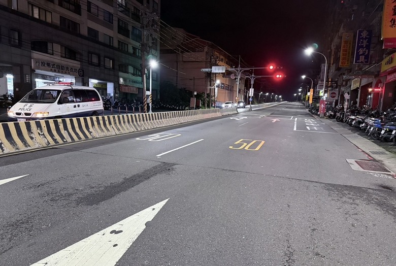 關渡橋附近👉警車🚨🚨圍捕機車🚓🚓，機車騎士🗑️自摔...🏍️