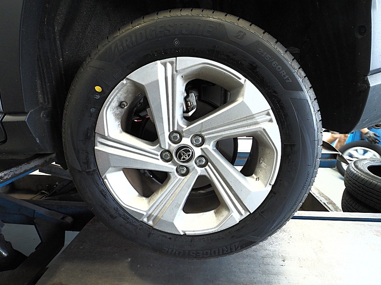 普利司通 Bridgestone TURANZA 6 輪胎開箱 — 在TOYOTA YARiS CROSS 享樂版之安裝紀錄與初使用心得