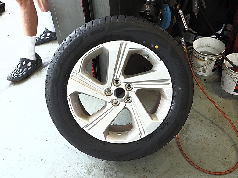 普利司通 Bridgestone TURANZA 6 輪胎開箱 — 在TOYOTA YARiS CROSS 享樂版之安裝紀錄與初使用心得