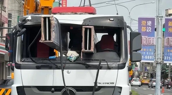 大車載鋼骨，事故急煞，鋼骨穿刺駕駛座