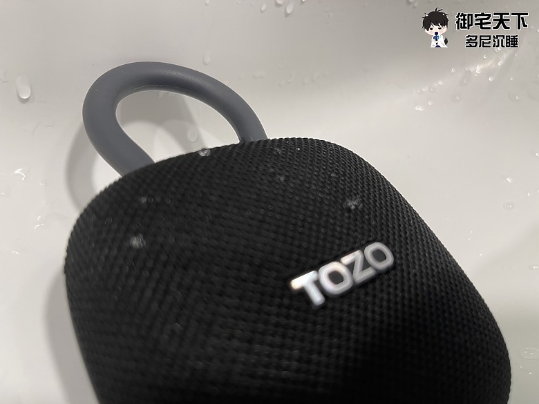 開箱｜TOZO SoundGo 隨身喇叭 - 強勁 10W 功率輸出，還配置 IPX8 防水的小鋼炮之作！