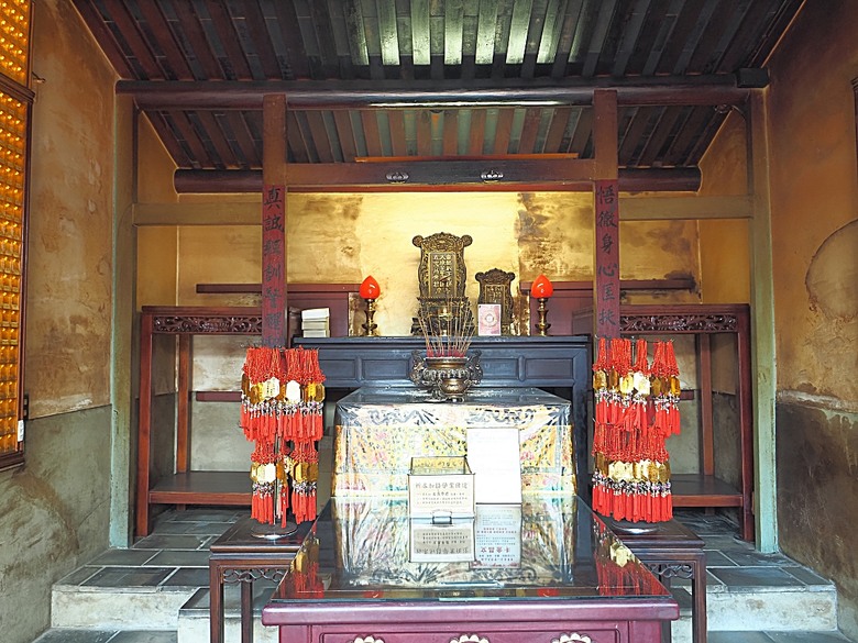 旗山火車站|糖鐵故事館、旗山天后宮、旗山武德殿、舊鼓山國小 — 在童話故事小屋中,VR體驗搭乘糖鐵之旗山車站與老街懷舊之旅