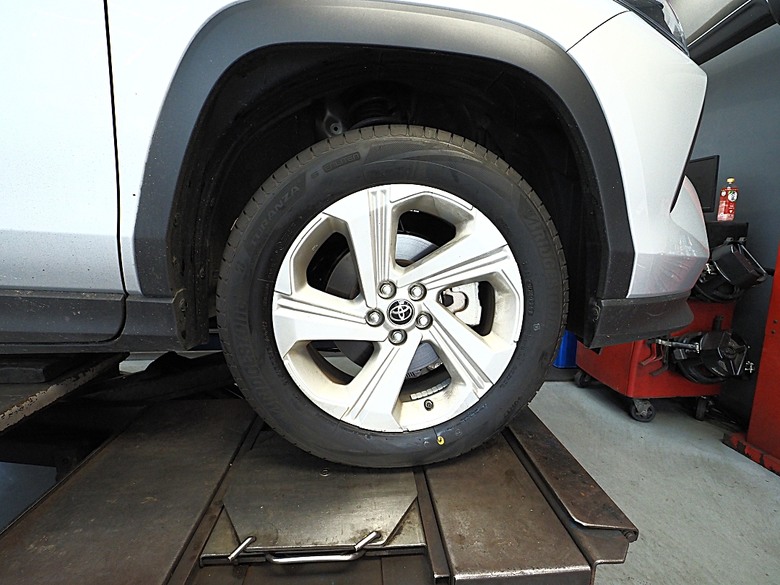 普利司通 Bridgestone TURANZA 6 輪胎開箱 — 在TOYOTA YARiS CROSS 享樂版之安裝紀錄與初使用心得
