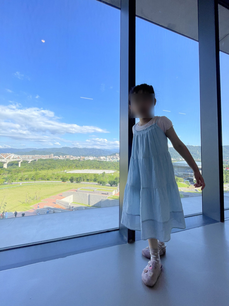 快閃新北美術館 ——— 夏季炎熱的午後,偷空帶小孩去玩樂一下