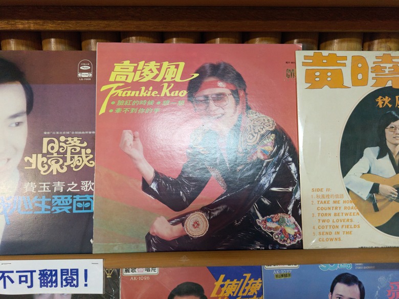 點我看大圖 【遊記】原來還有比「烏骨雞湯」,還要更黑的「雞湯」,關西仙草博物館 - 大漠國渡