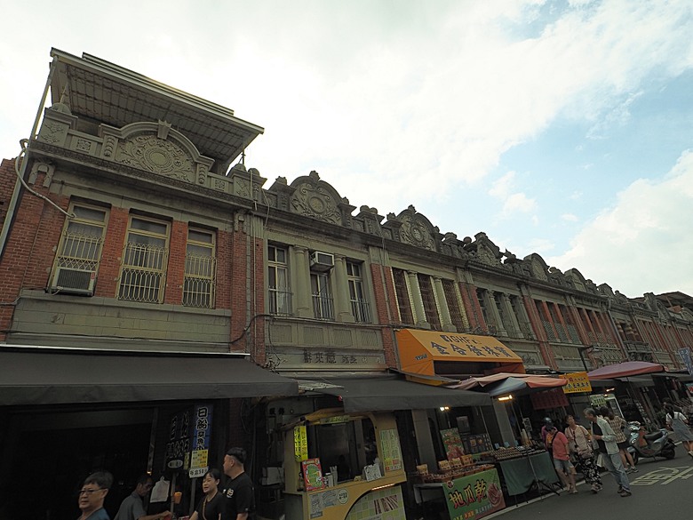 旗山火車站|糖鐵故事館、旗山天后宮、旗山武德殿、舊鼓山國小 — 在童話故事小屋中,VR體驗搭乘糖鐵之旗山車站與老街懷舊之旅
