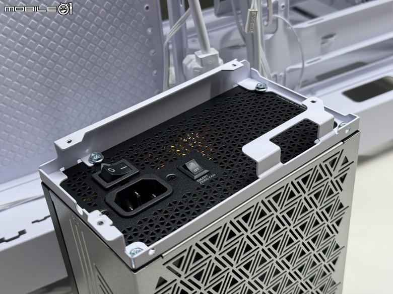 左右都能擺!君主HS01 Pro & 創世紀2代 ATX3.1電源