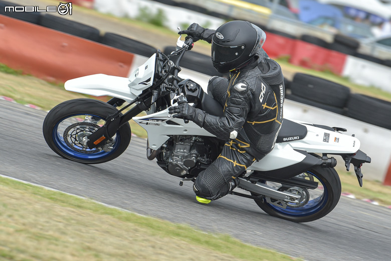 點我看大圖 人的力量決定車的強大!SUZUKI 全新 DR-Z4SM/DR-Z4S 賽道試駕!